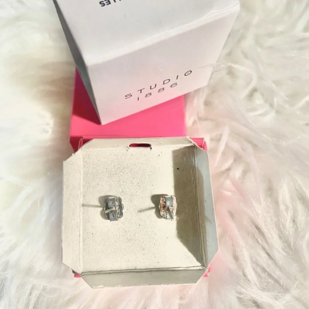 Avon Faux Pearl Earrings - Picture 3 of 4